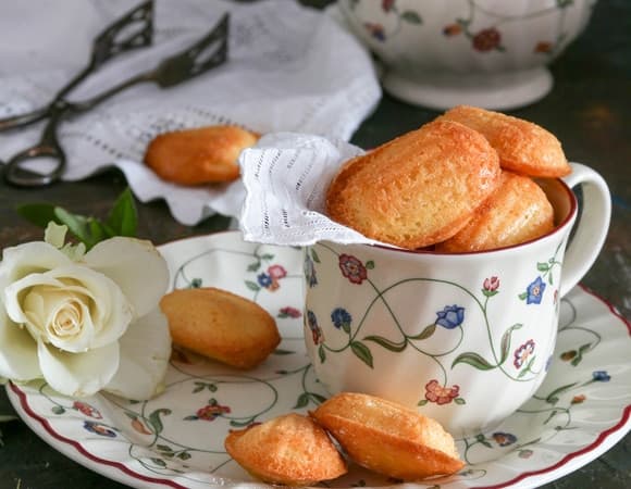 Французский вкус детства: 10 лучших рецептов печенья «Мадлен» от «Едим Дома»