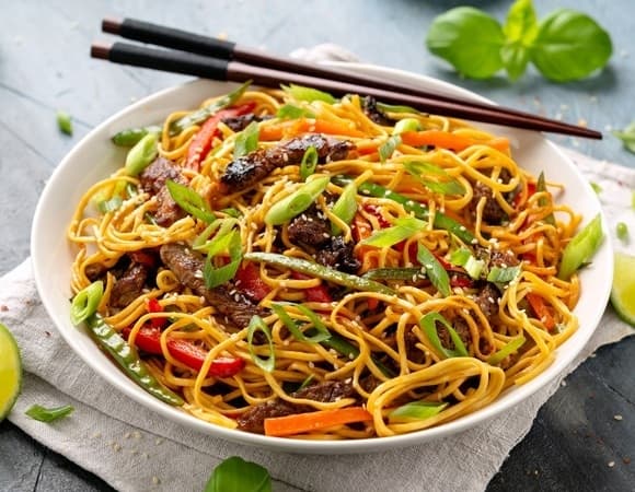 Быстрый ужин за полчаса: 5 вкусных блюд с лапшой