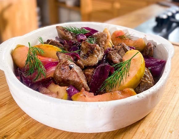 Олег жарит! Куриная печень с яблоками и красным луком