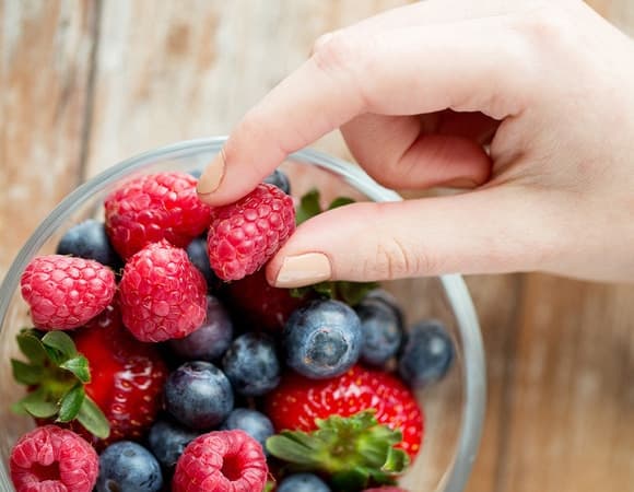 Диетолог: какими продуктами можно заедать стресс