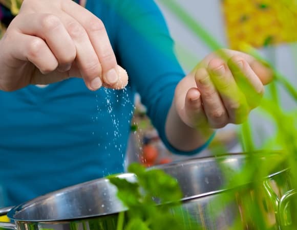 Врач рассказала, какие продукты выводят соль из организма