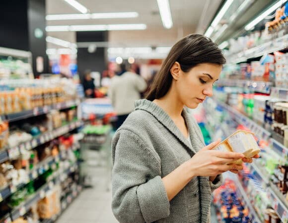Перечислены продукты, которые можно есть после истекшего срока годности