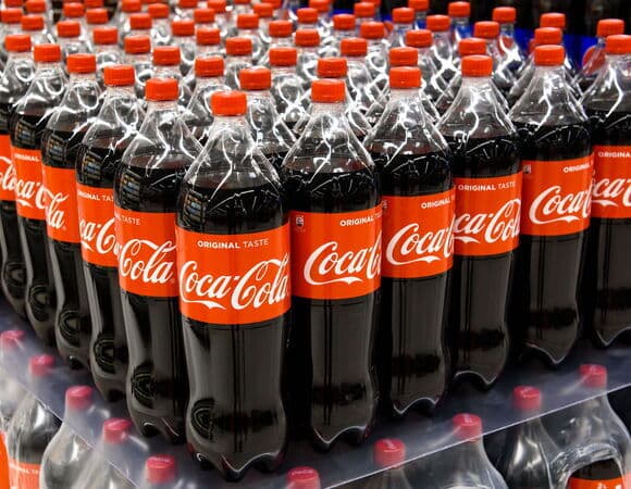 Компания Coca-Cola прекратит производство и продажу своей продукции в России