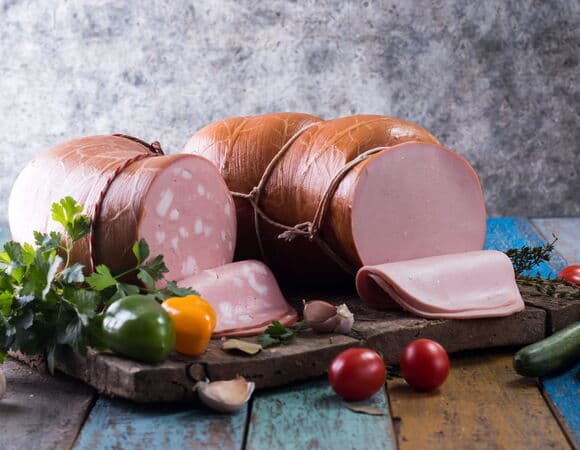 В какой еде присутствует «мясной клей», запрещенный в РФ: эксперт