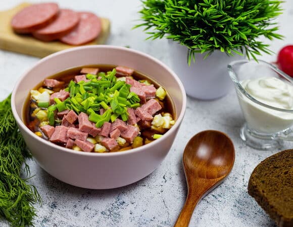 Обычные продукты, которые могут быть опасными в жару: мнение врача