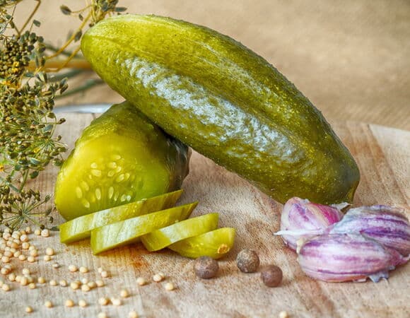 Поможет ли соленый огурец при головной боли: мнение специалиста