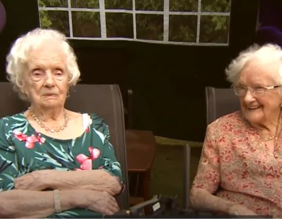 Бренди и поесть: 100-летние сестры-близнецы открыли секрет долголетия