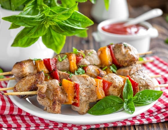 Врач рассказал, как выбрать лучшее нежирное мясо для шашлыка