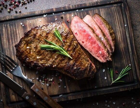 Почему людям за 50 не рекомендуют есть мясо: причины