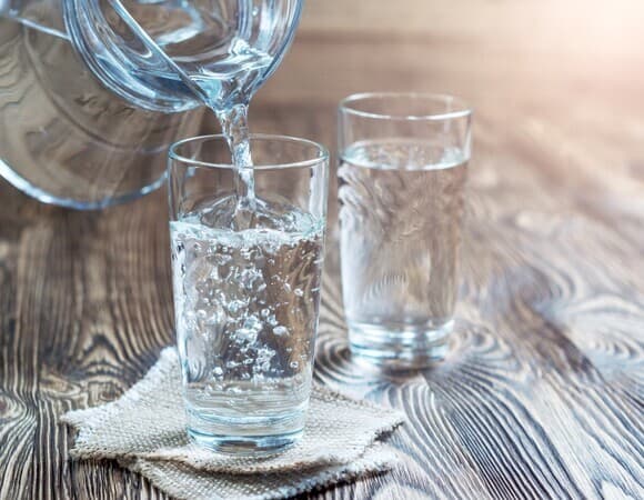 Полезно ли пить очень много воды? Врач предостерегает