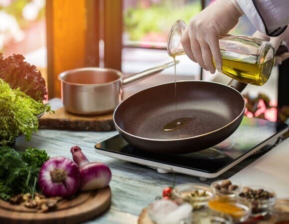 Масло при жарке повышает риск развития онкологии: предупреждает диетолог