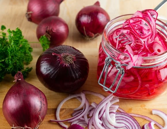 Как замариновать вкусный лук: к шашлыку, в салат, для бургера