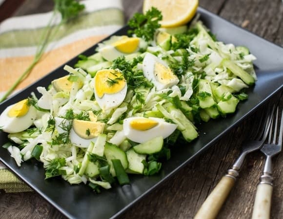 "Очень вкусный": готовить салат из яиц и свежего огурца проще простого, а пользы не счесть 