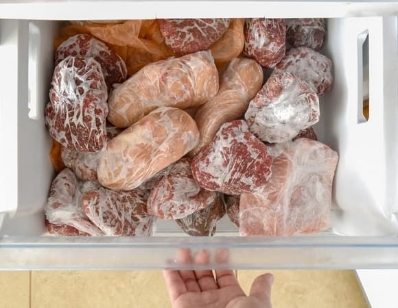 Откуда берутся кристаллики льда на замороженных продуктах и как не допустить их появления?