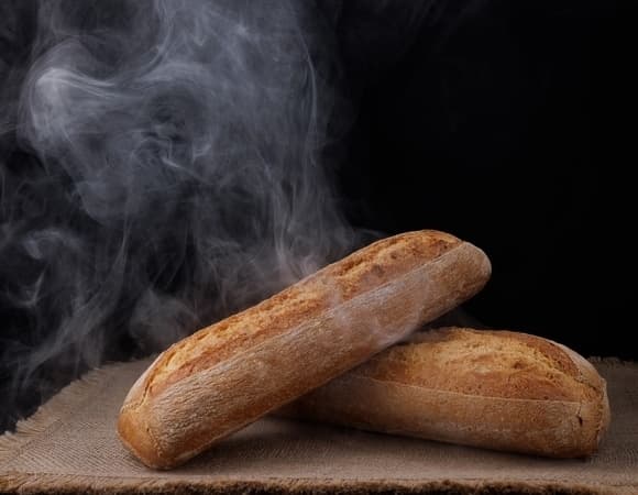 Почему нам запрещали есть горячий хлеб: миф или реальная опасность?