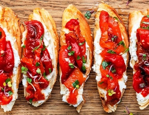 Вот самая вкусная закуска из запеченных перцев — и в салаты "ляжет", и на бутерброд 