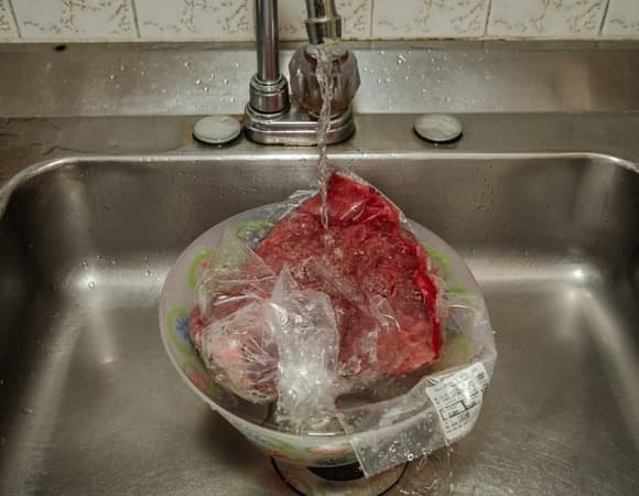 Бактериальная бомба и "подошва" вместо стейка: почему размораживать мясо в воде — худшая идея