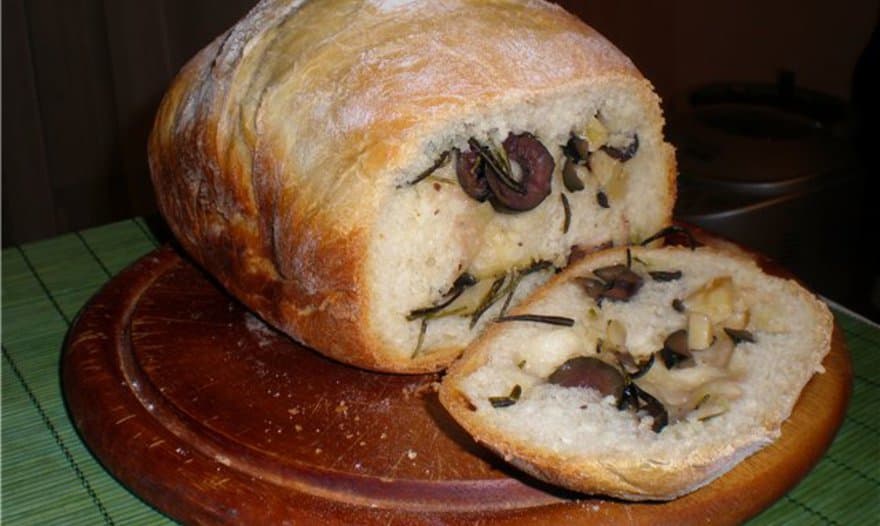 Хлеб с оливками и чесноком