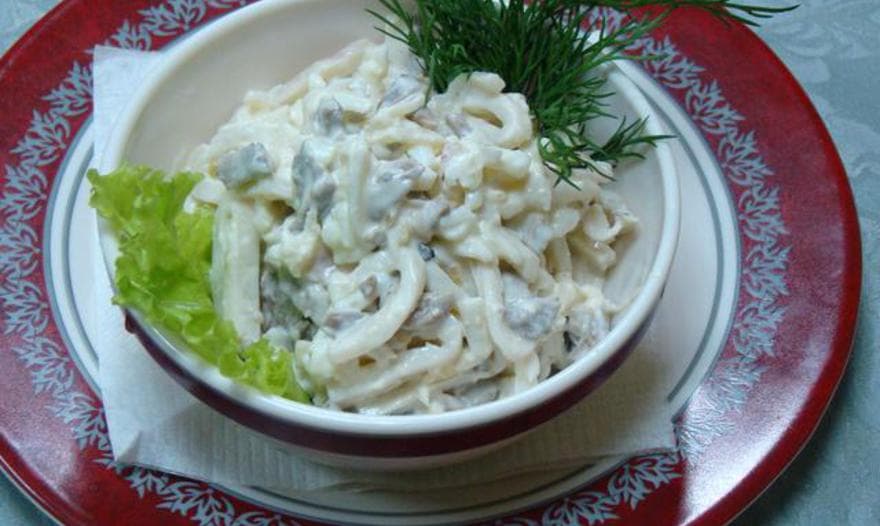 салат из кальмаров.