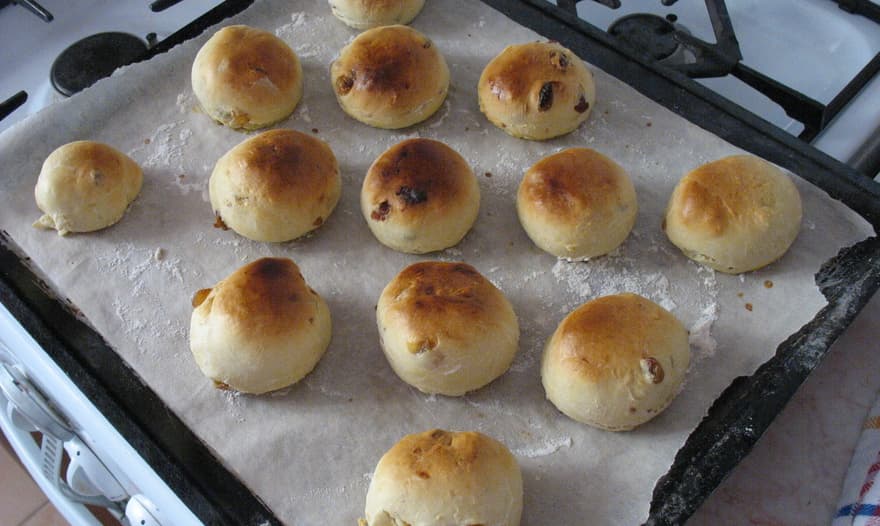Булочки с изюмом