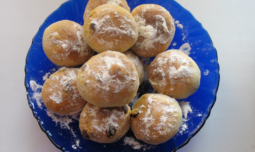 Булочки с изюмом