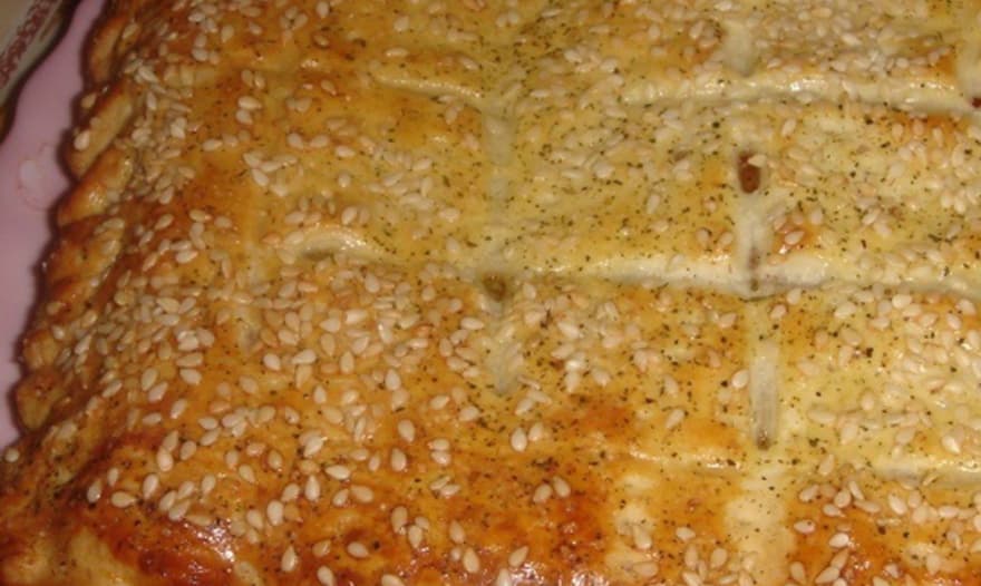 Пирог с тунцом и овощами из слоёного теста