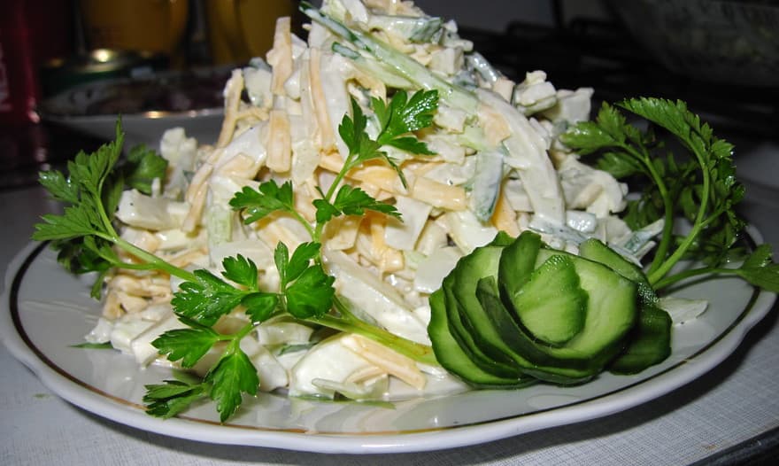 Салат с кальмарами