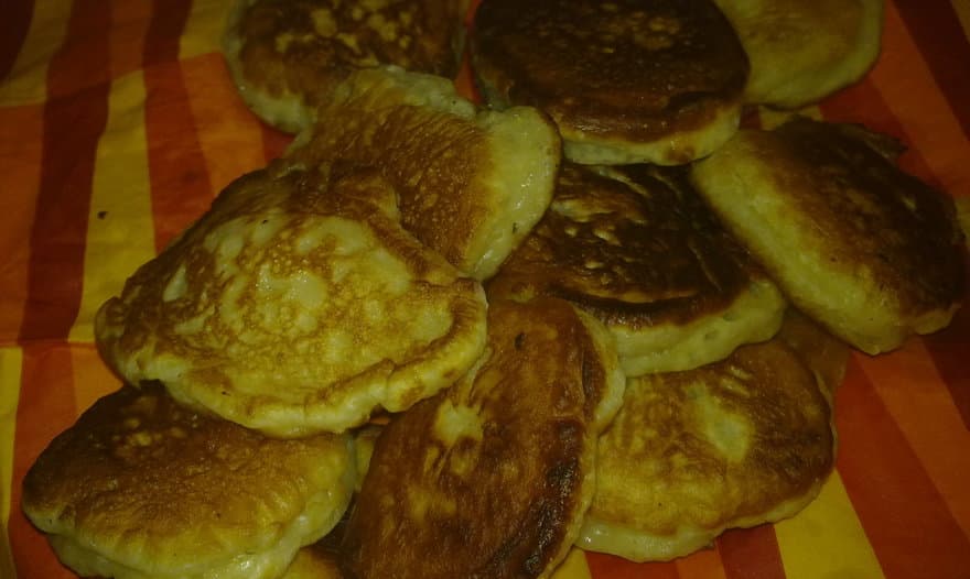 Оладьи с яблоками и кунжутом