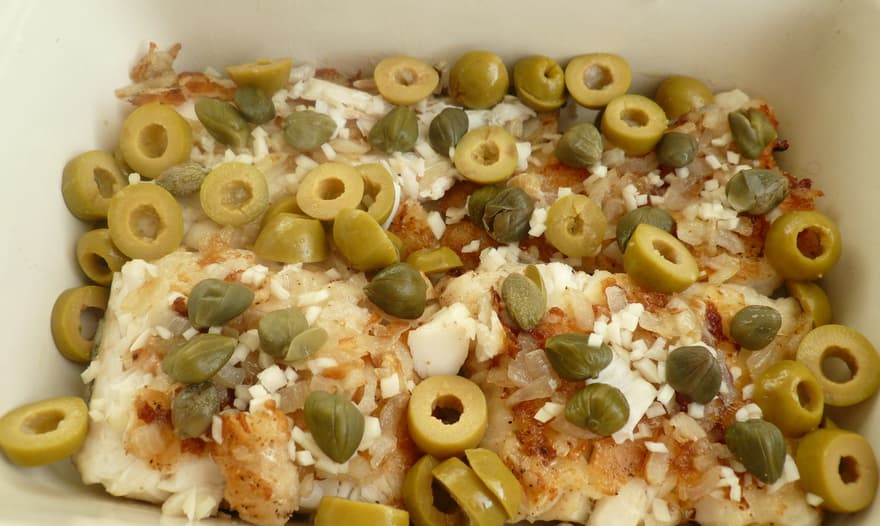 Рыба, запеченная с оливками и каперсами  