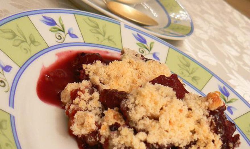 Ягодный крамбль с грецким орехом