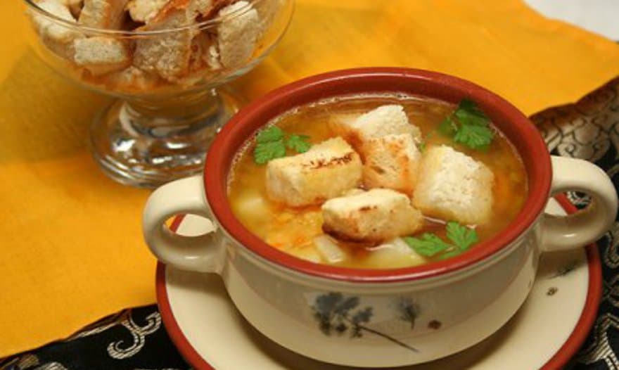 Гороховый суп с копченостями и гренками