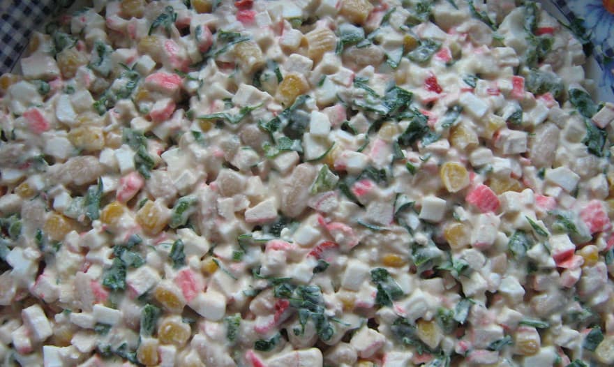 Салат из крабовых палочек, кукурузы,фасоли,яйца