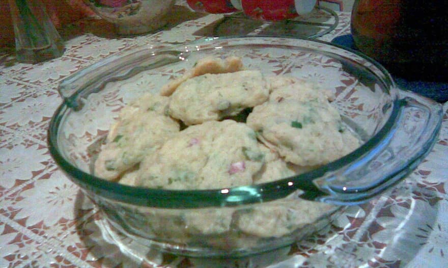 Печенье с сыром и зеленым луком