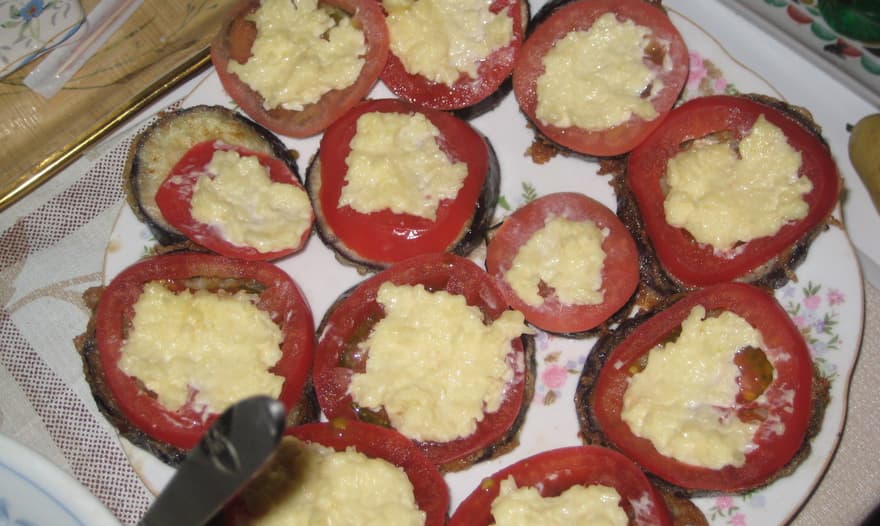 Жаренные баклажаны с помидорами