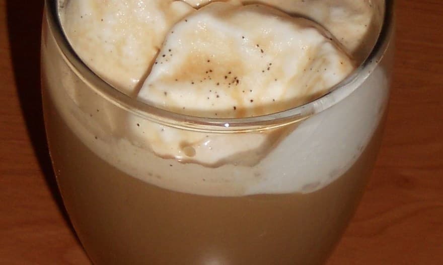 Холодный кофе с шоколадом и мороженым