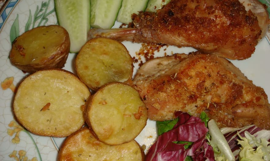 Курица и картофель, запеченные с розмарином