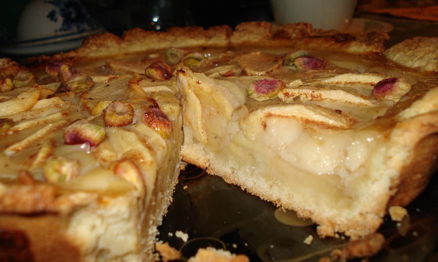 Тарт с яблоками и медовой заливкой