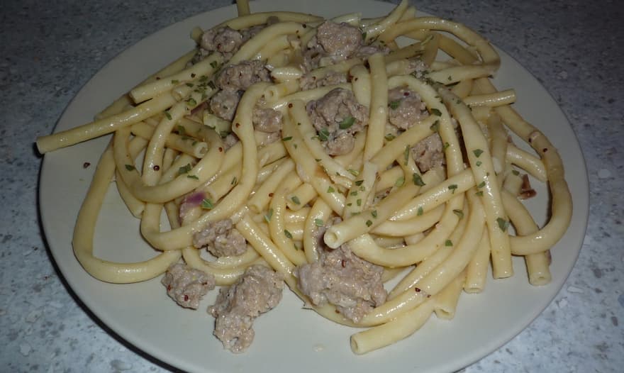 Макароны с колбасками и горчицей