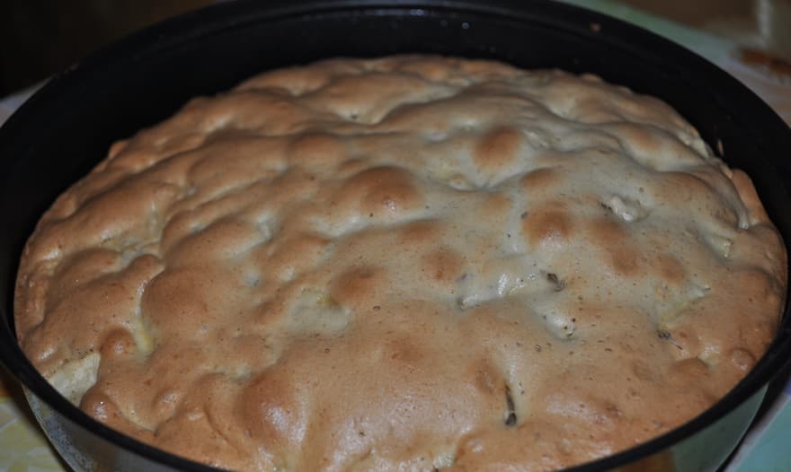 Яблочный пирог с черносливом, миндалем и корицей