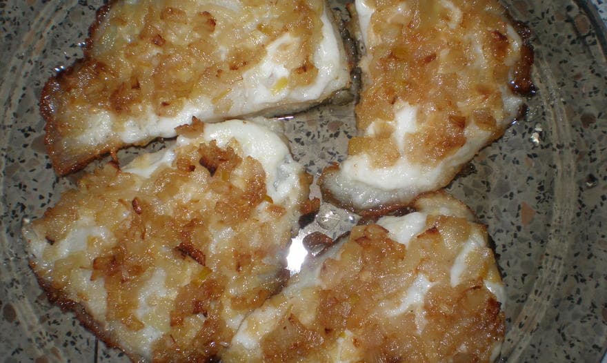 Рыба, запеченная с чесноком и луком 