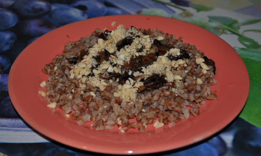 Гречка с грибами и орешками
