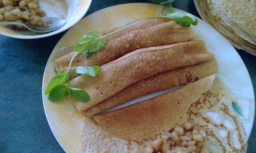 Блинчики с начинкой из карамелизованных яблок