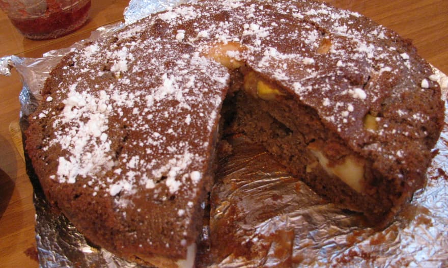 Шоколадный манник с карамельными яблоками