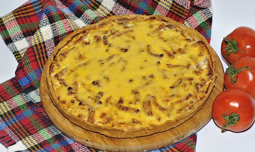 Пирог с беконом и луком