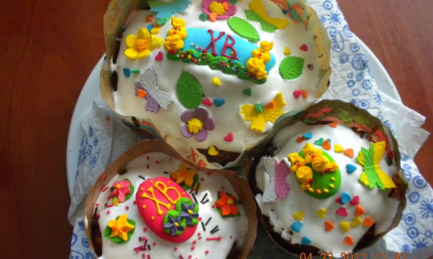 Кулич с вишней и клюквой