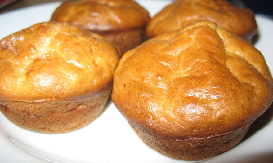 Закусочные маффины с креветками и укропом
