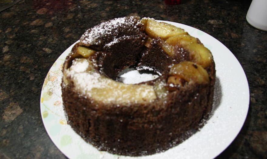 Шоколадный манник с карамельными яблоками