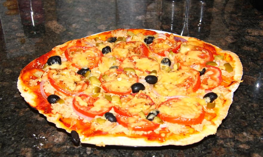 Пицца с тунцом и луком (Pizza con Tonno e Cipolle).