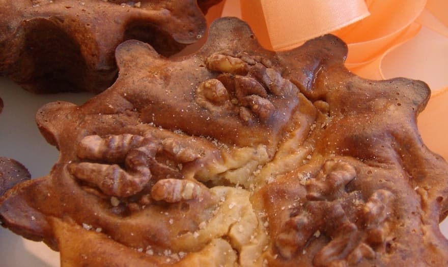 Творожные кексы с грецким орехом, изюмом и морошкой