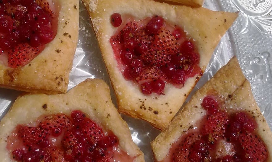 Cлойки с клубникой и смородиной